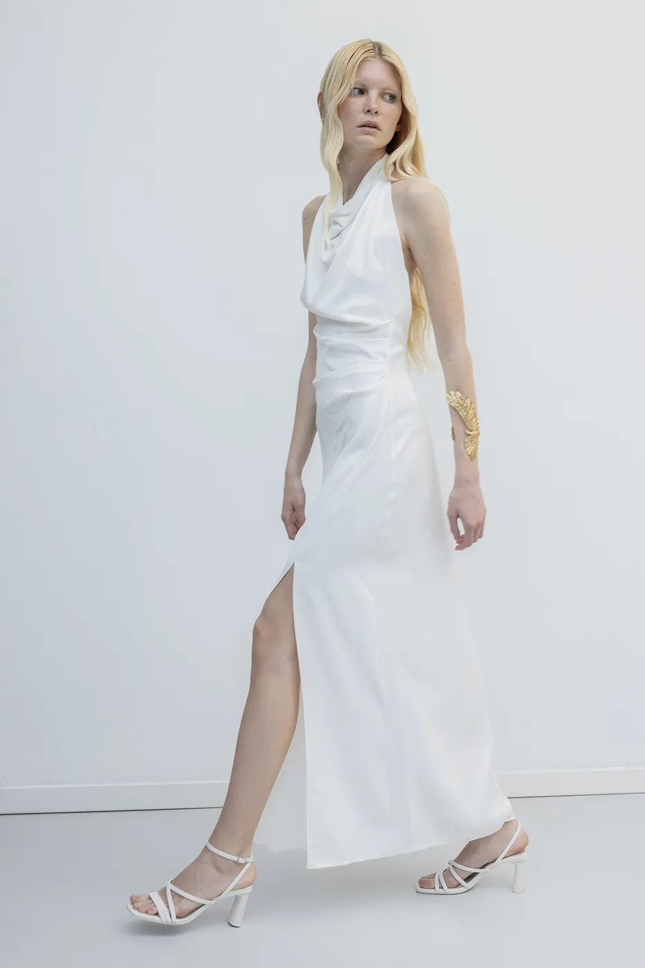 Bayan Beyaz Sırt Dekolteli Maksi Saten Elbise