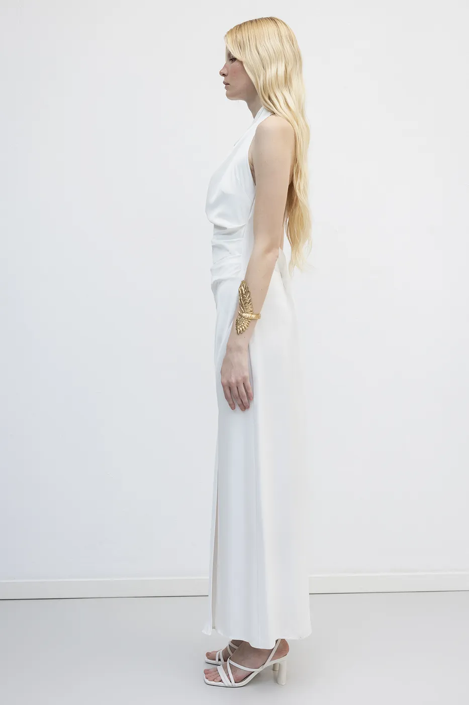 Bayan Beyaz Sırt Dekolteli Maksi Saten Elbise