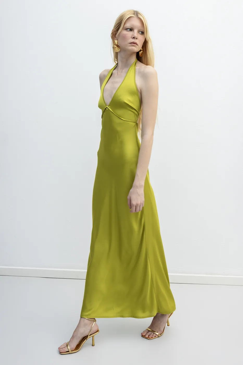 Bayan Yeşil Halter Yaka Saten Maksi Elbise