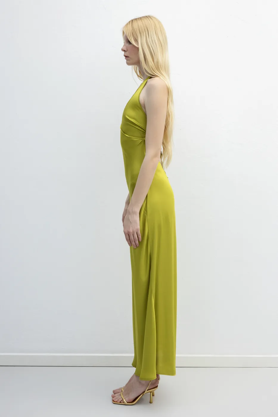 Bayan Yeşil Halter Yaka Saten Maksi Elbise