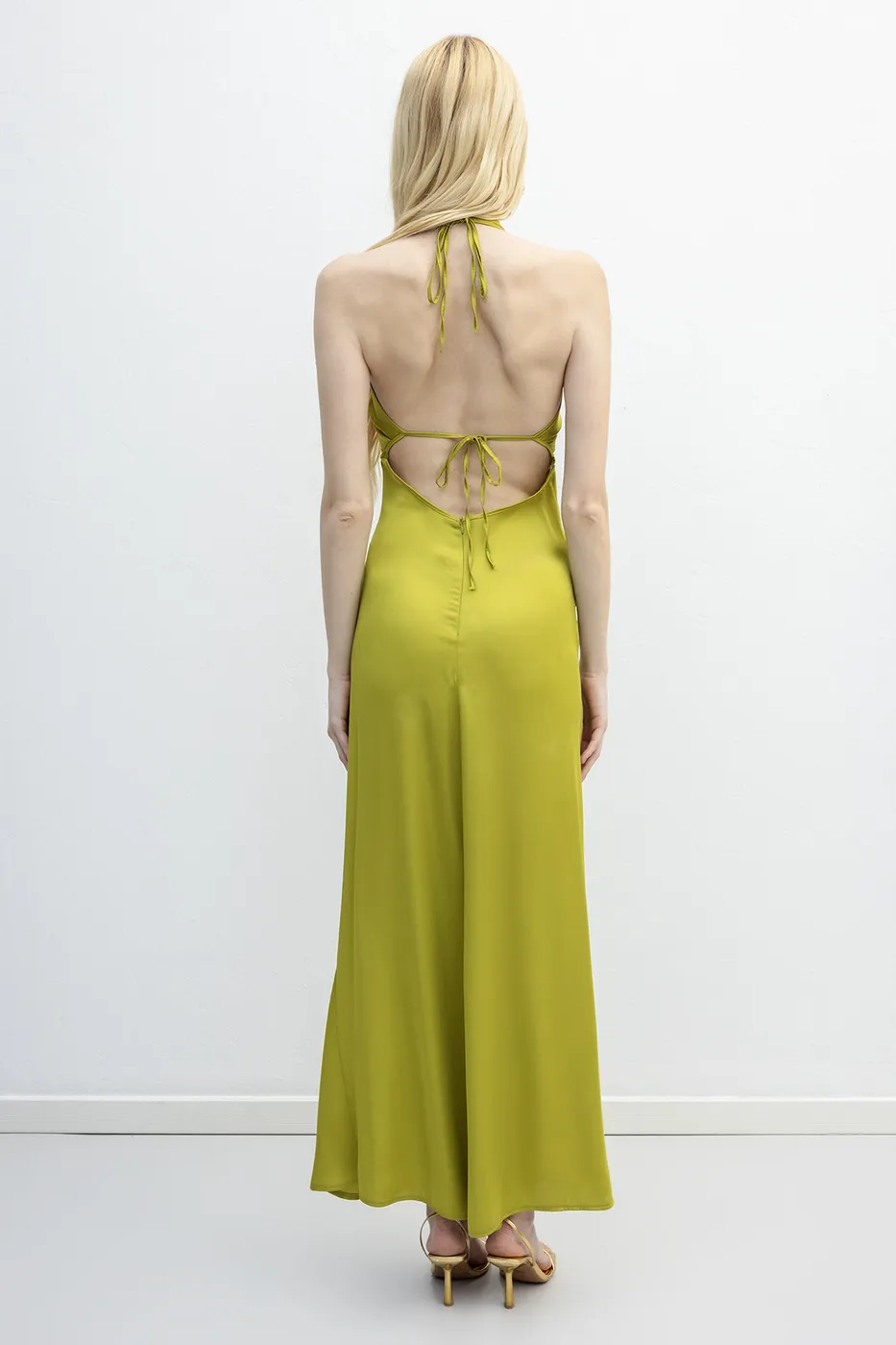 Bayan Yeşil Halter Yaka Saten Maksi Elbise