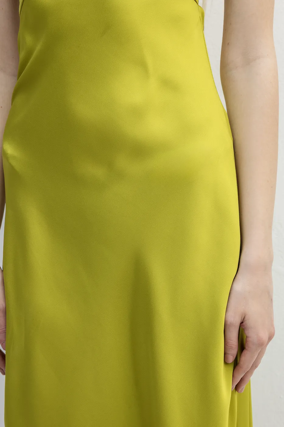 Bayan Yeşil Halter Yaka Saten Maksi Elbise