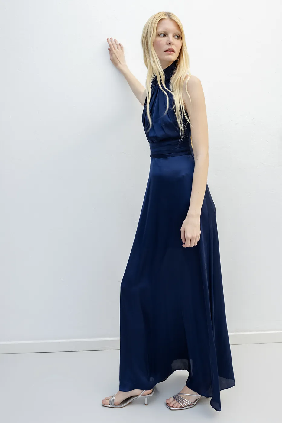 Bayan Lacivert Sırt Dekolteli Saten Maksi Elbise