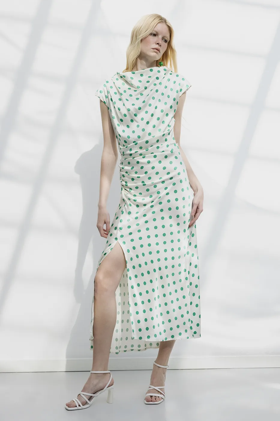 Bayan Beyaz Degaje Yakalı Puantiyeli Midi Elbise