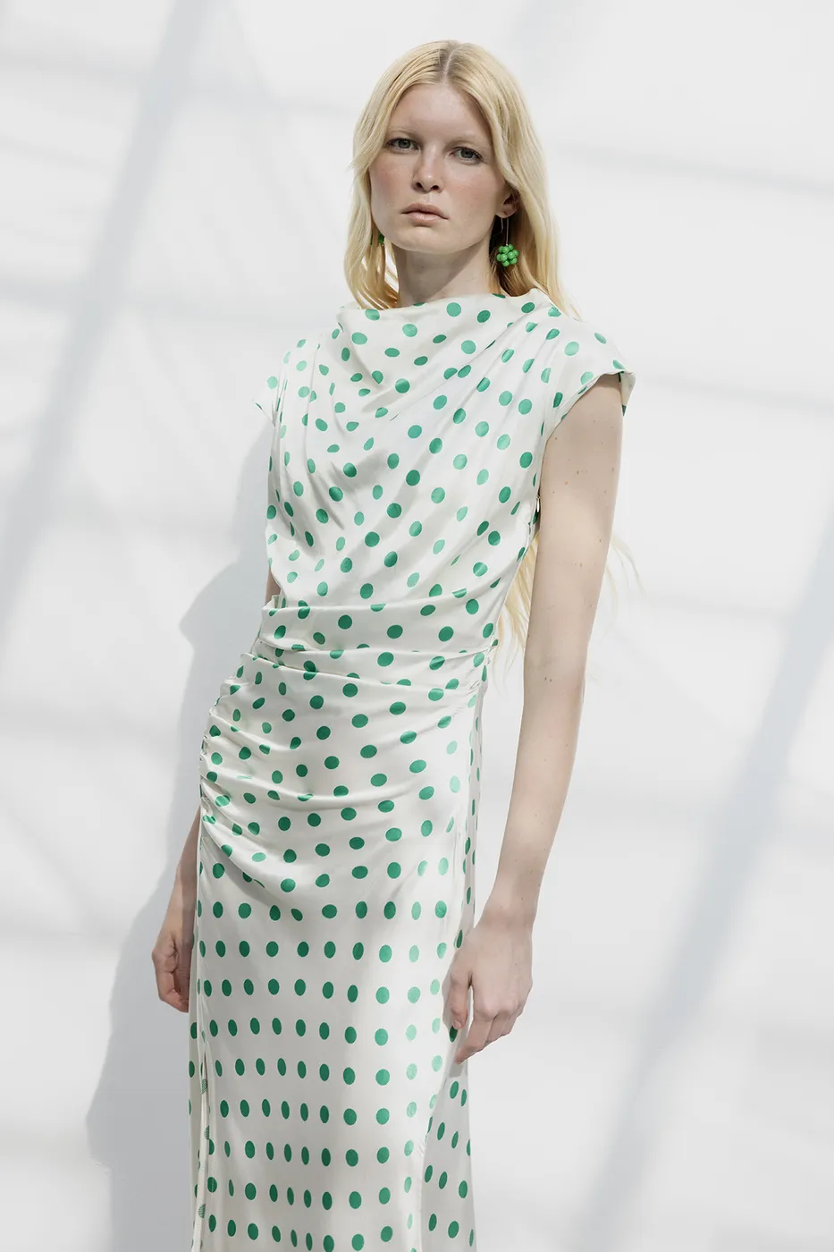 Bayan Beyaz Degaje Yakalı Puantiyeli Midi Elbise