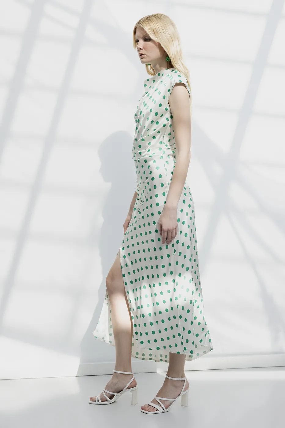 Bayan Beyaz Degaje Yakalı Puantiyeli Midi Elbise