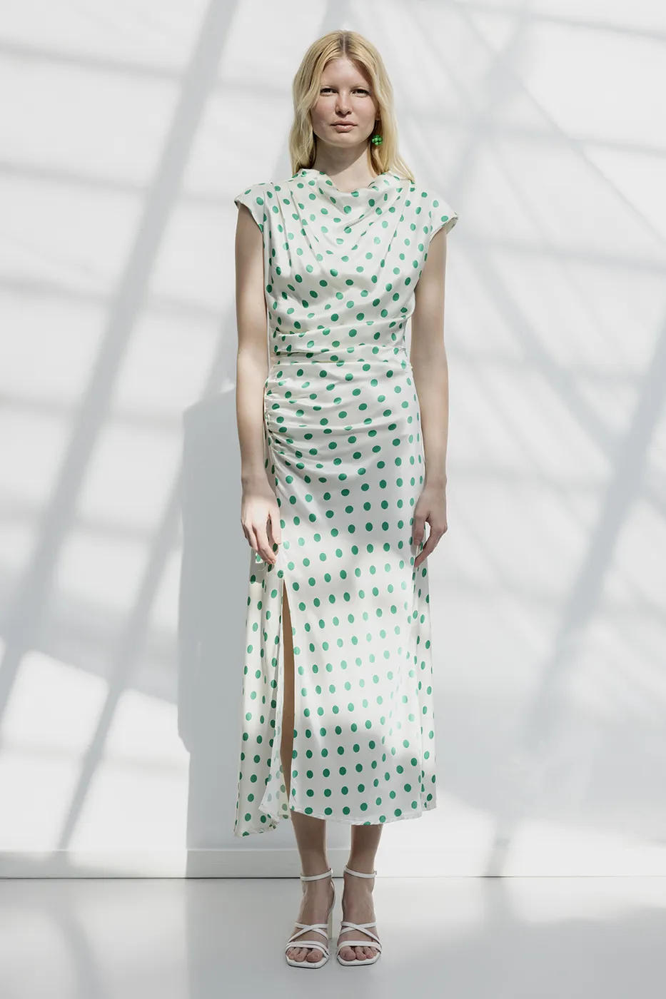 Bayan Beyaz Degaje Yakalı Puantiyeli Midi Elbise