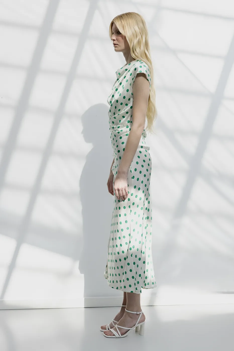 Bayan Beyaz Degaje Yakalı Puantiyeli Midi Elbise