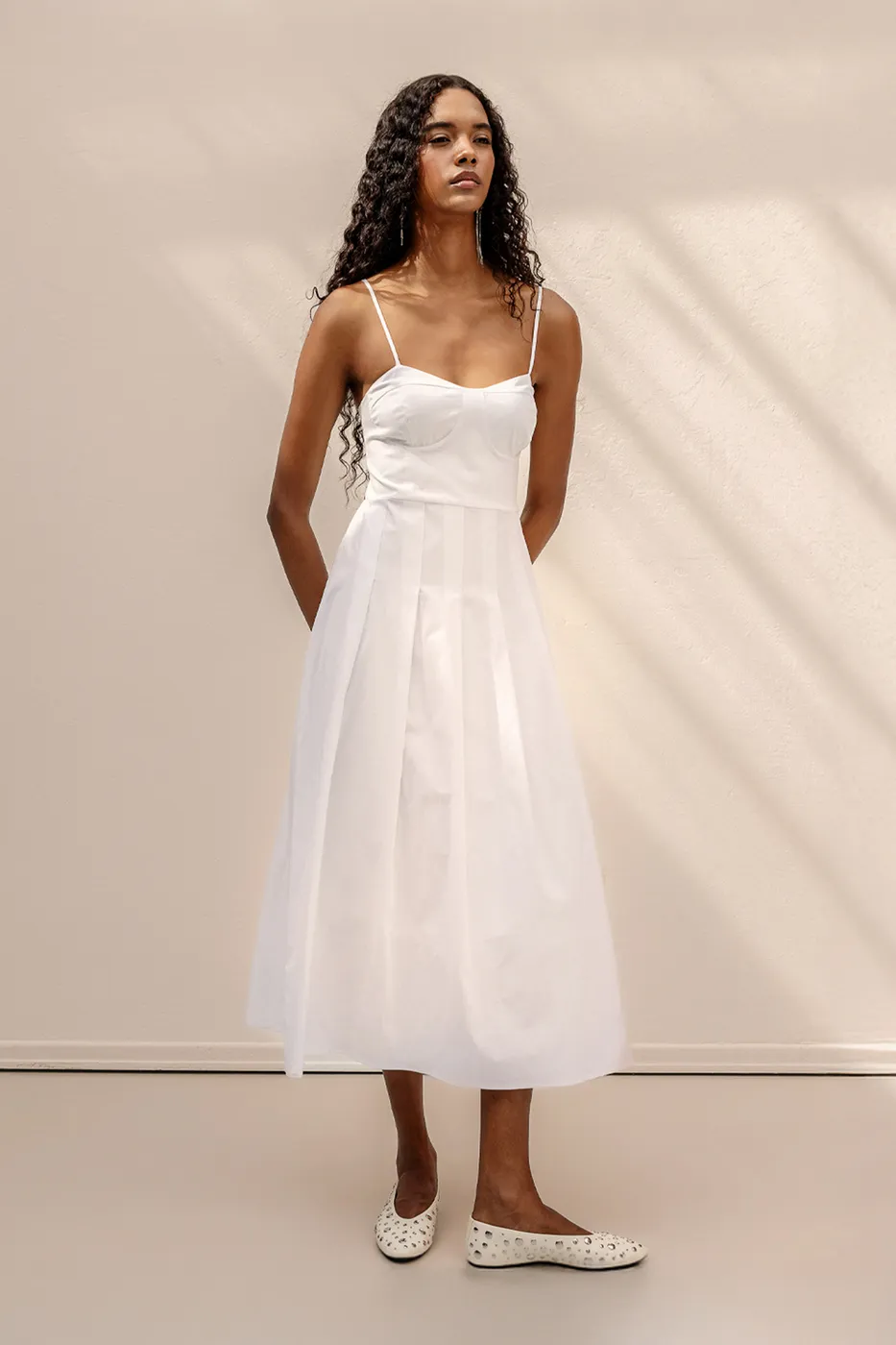 Bayan Beyaz Askılı Pile Detaylı Midi Cotton Elbise