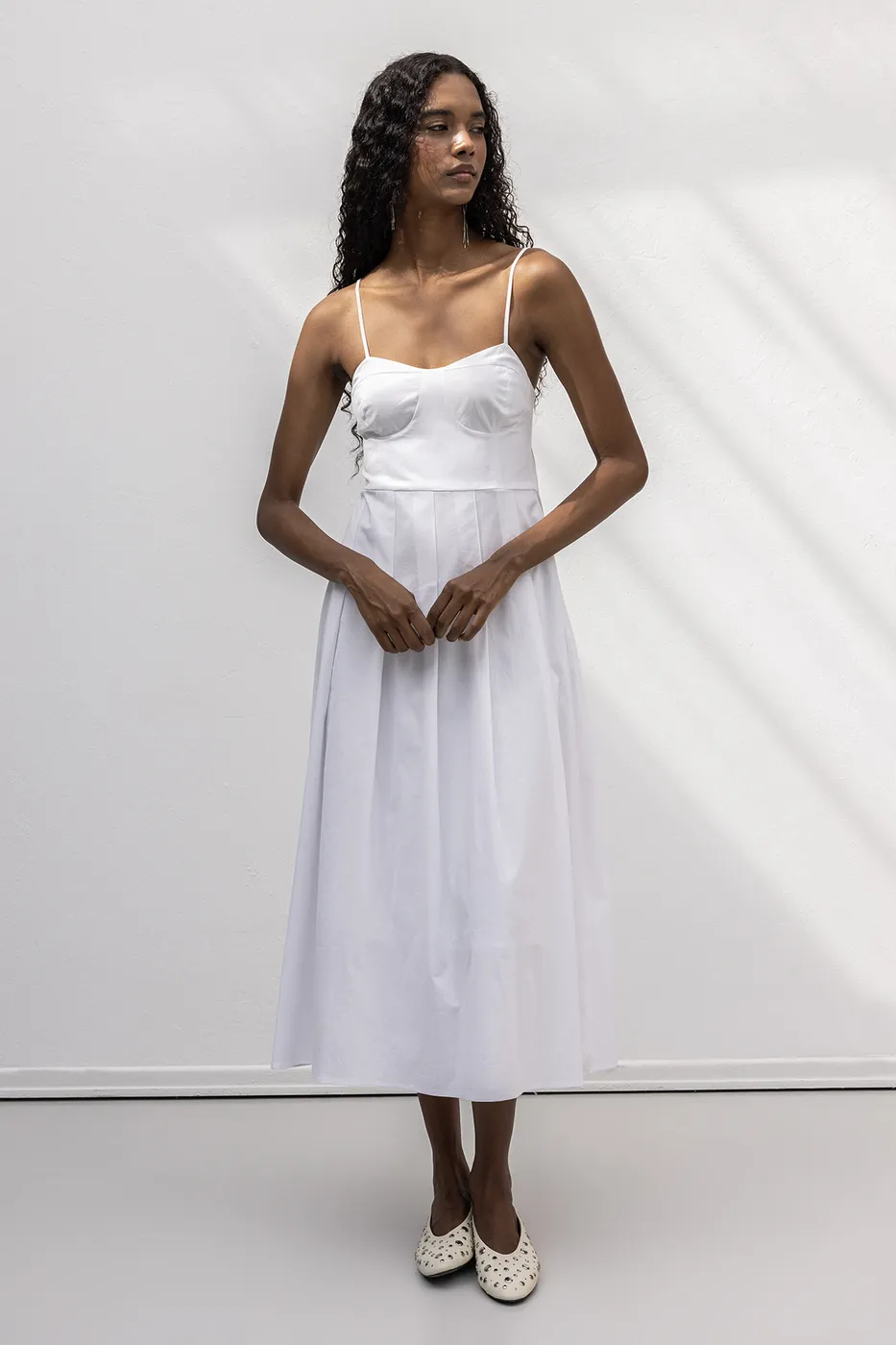 Bayan Beyaz Askılı Pile Detaylı Midi Cotton Elbise