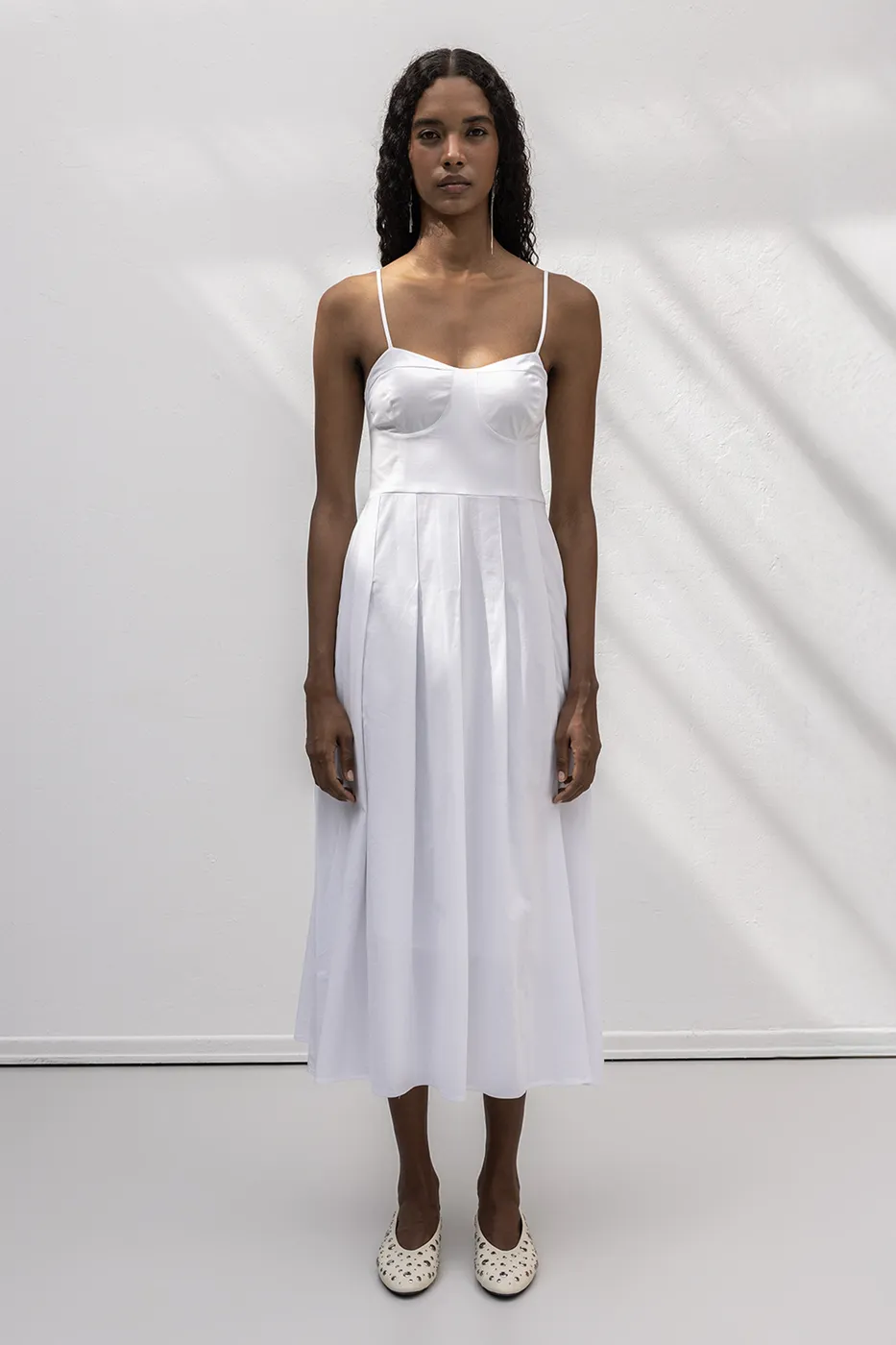 Bayan Beyaz Askılı Pile Detaylı Midi Cotton Elbise