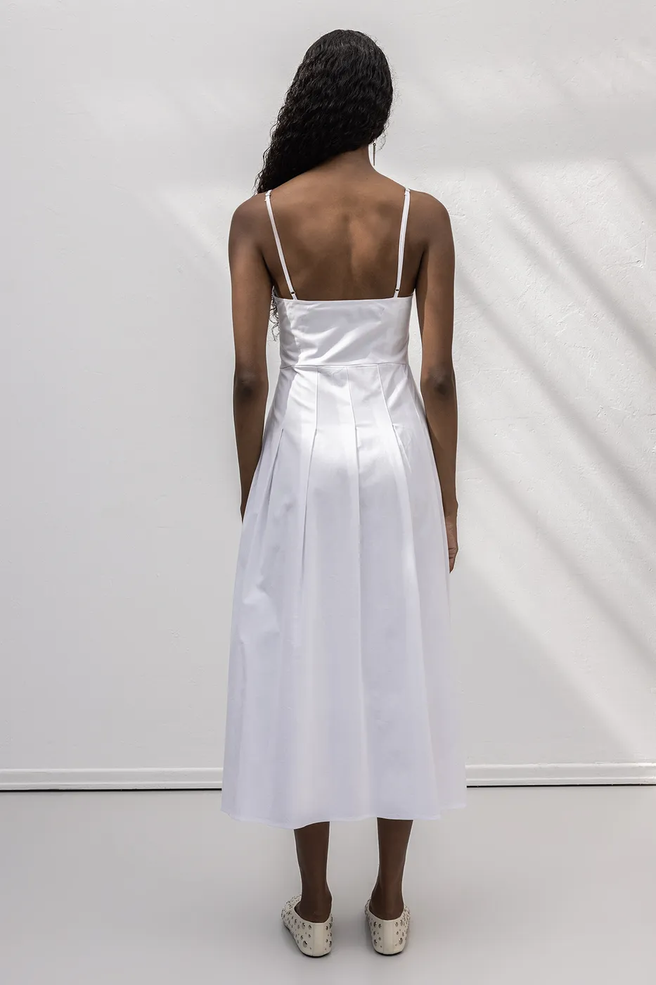 Bayan Beyaz Askılı Pile Detaylı Midi Cotton Elbise