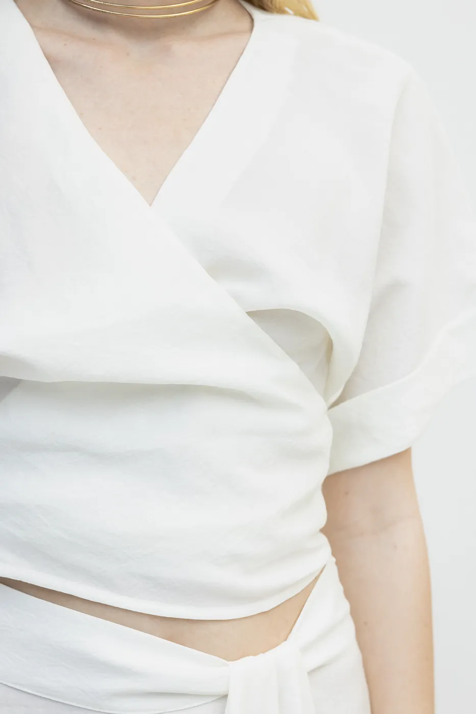 Bayan Beyaz Kruvaze Kapama Bağlamalı Bluz