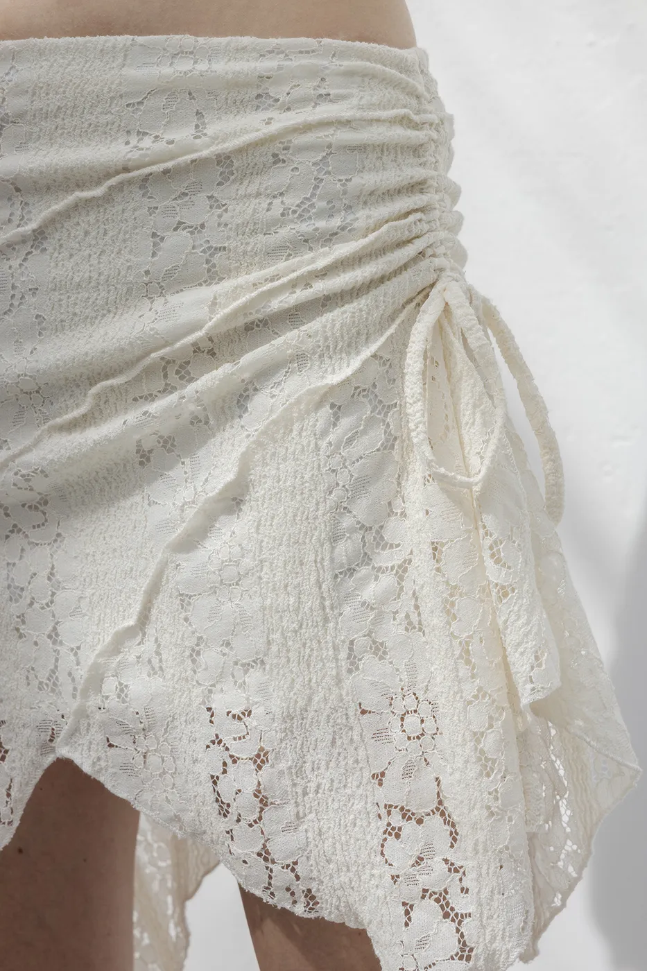 Bayan Krem Dantel Asimetrik Mini Etek