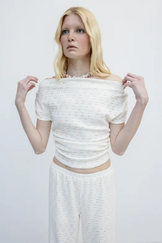 Bayan Beyaz Brode Kayık Yaka Omuz Büzgü Detaylı Top - BSL