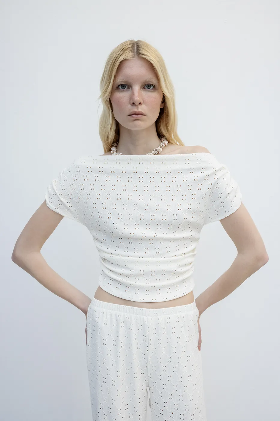 Bayan Beyaz Brode Kayık Yaka Omuz Büzgü Detaylı Top