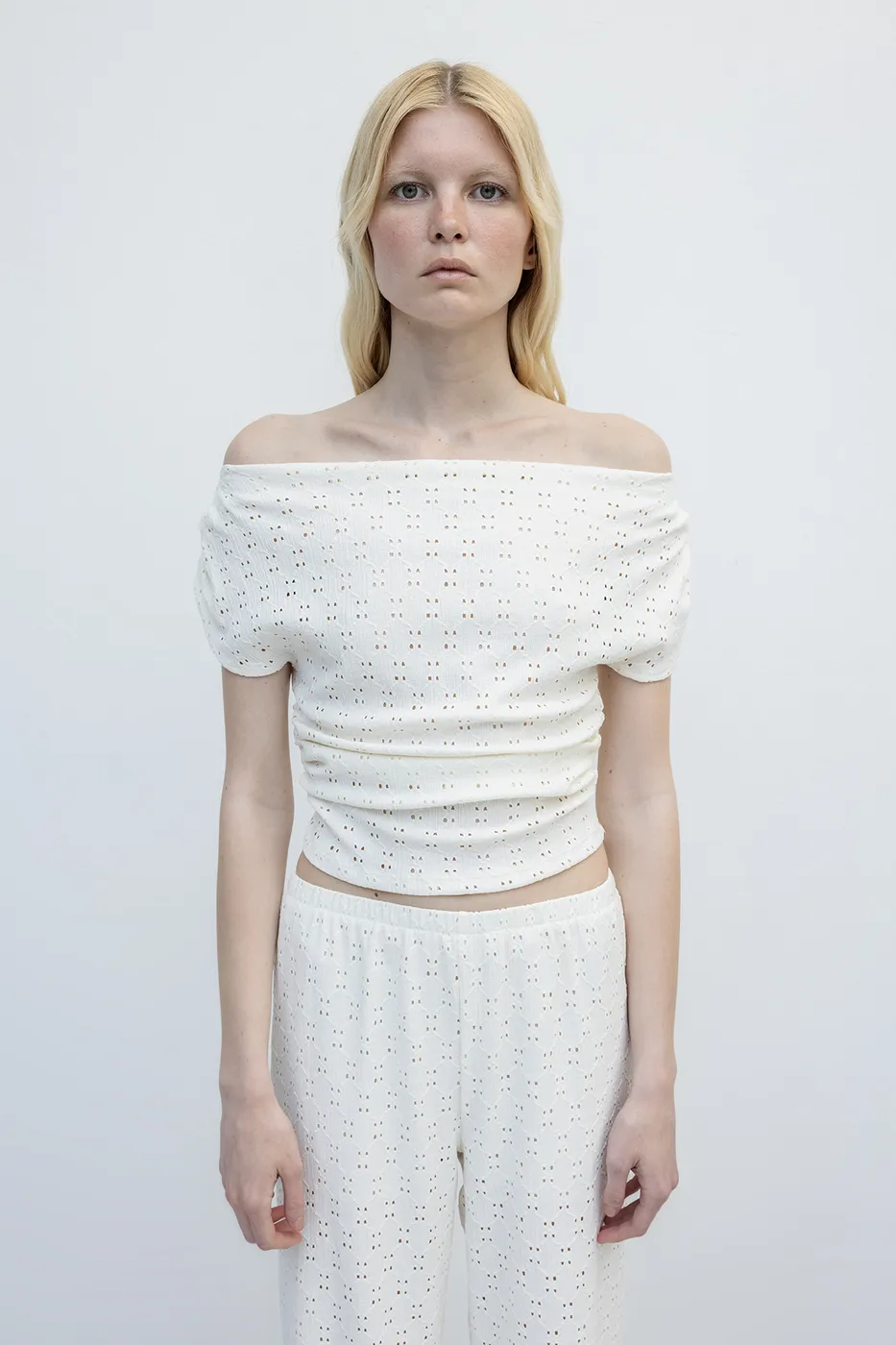 Bayan Beyaz Brode Kayık Yaka Omuz Büzgü Detaylı Top