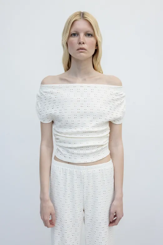 Bayan Beyaz Brode Kayık Yaka Omuz Büzgü Detaylı Top - BSL