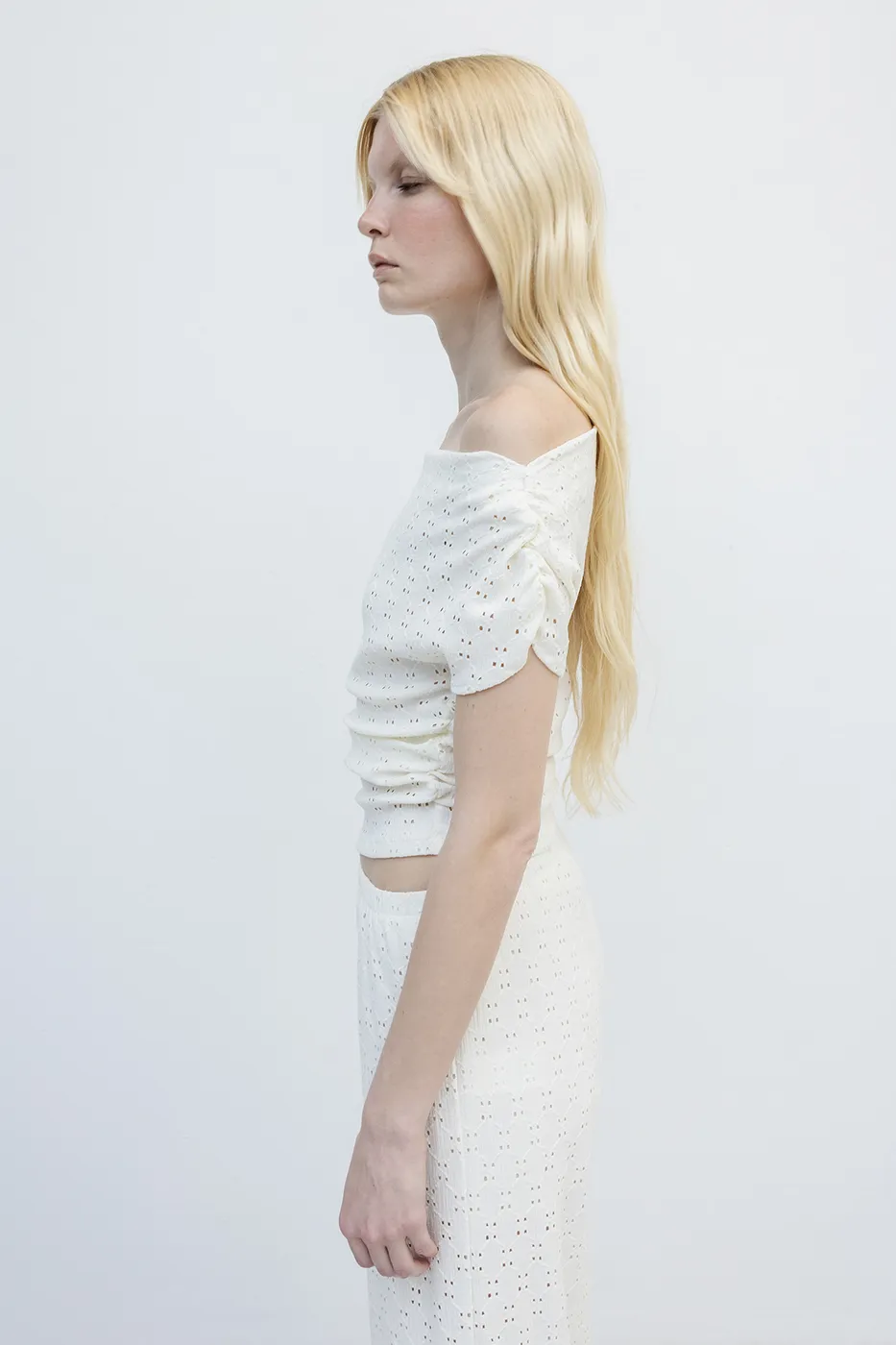 Bayan Beyaz Brode Kayık Yaka Omuz Büzgü Detaylı Top