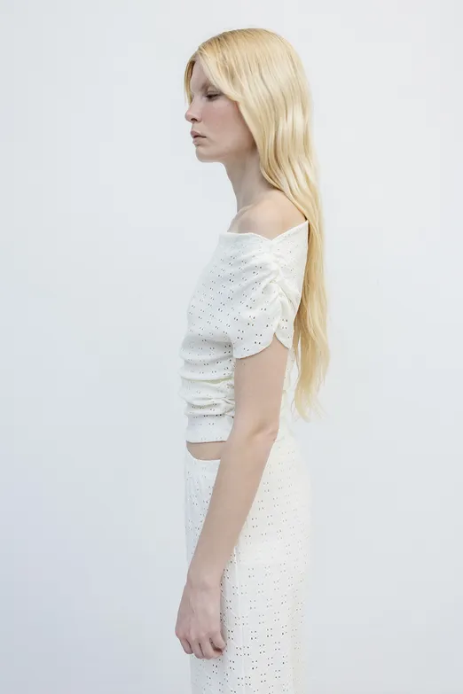 Bayan Beyaz Brode Kayık Yaka Omuz Büzgü Detaylı Top - BSL