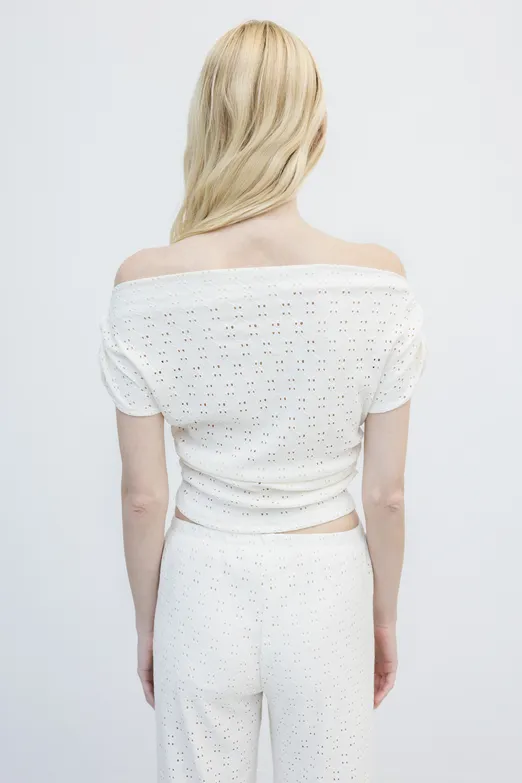 Bayan Beyaz Brode Kayık Yaka Omuz Büzgü Detaylı Top - BSL