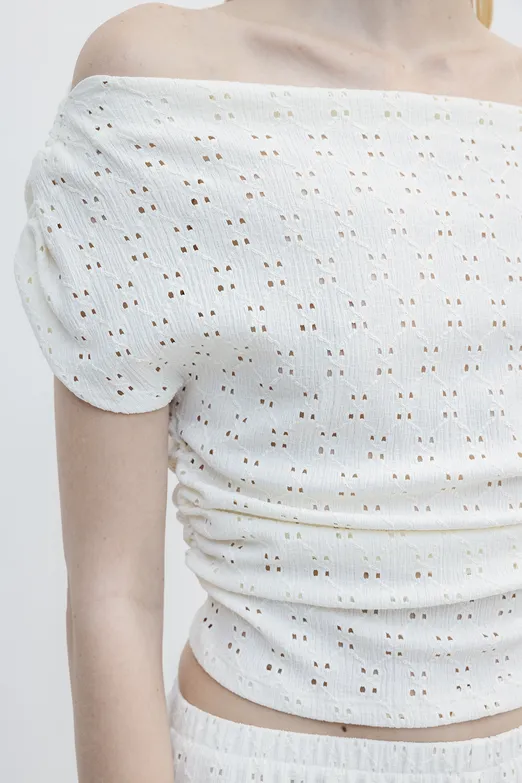 Bayan Beyaz Brode Kayık Yaka Omuz Büzgü Detaylı Top - BSL