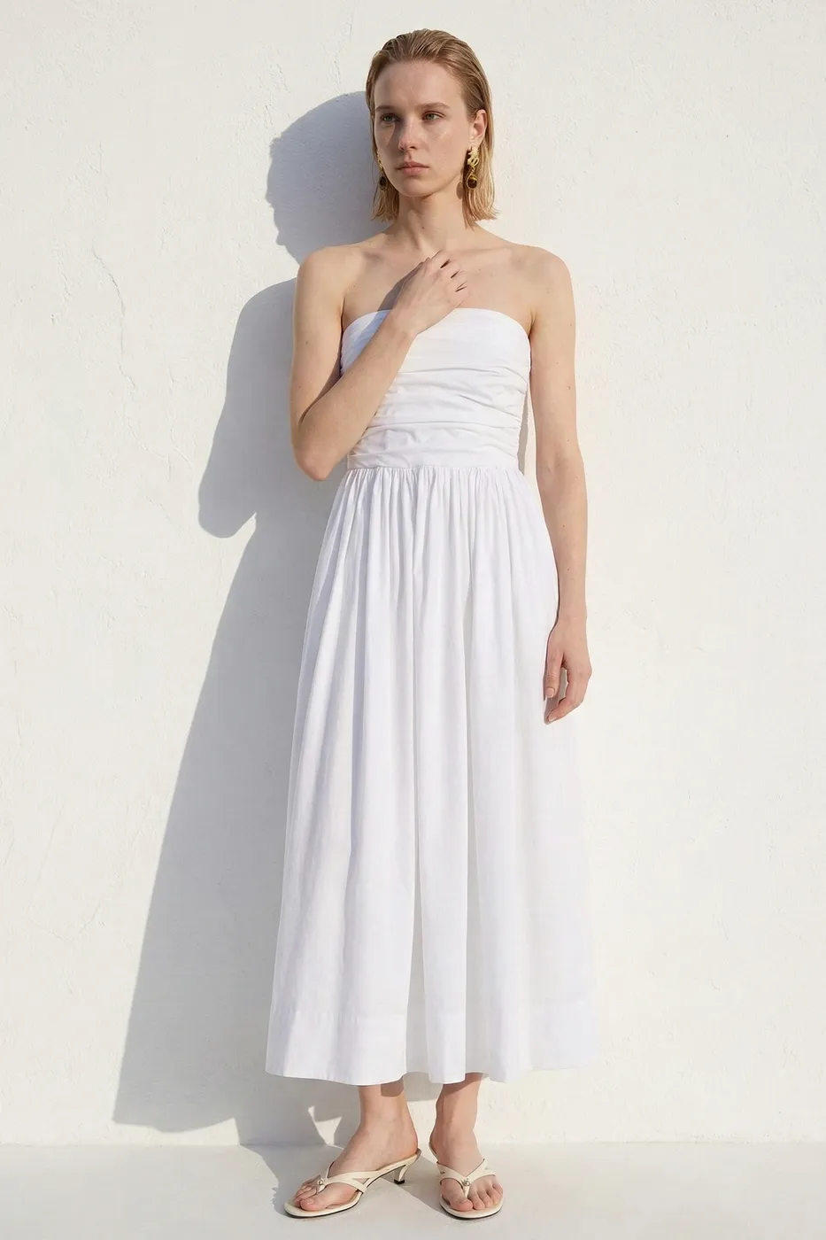 Bayan Beyaz Straplez Büzgülü Midi Elbise