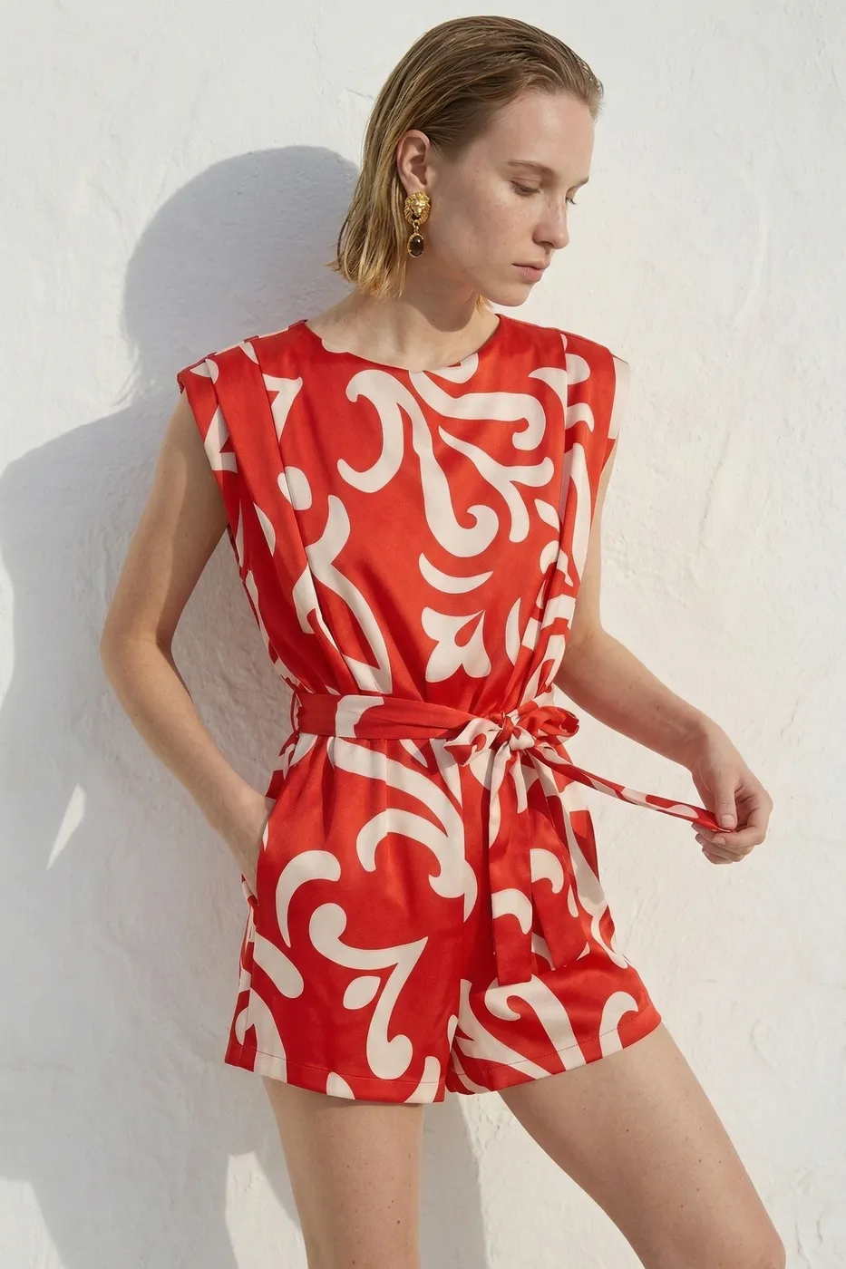 Bayan Kırmızı Hafif Degaje Yakalı Saten Mini Tulum