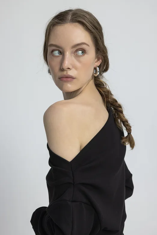 Bayan Siyah Drapeli Omuz Açık Bluz - BSL