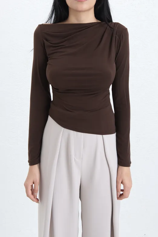 Bayan Kahverengi Drapeli Kayık Yakalı Top - BSL