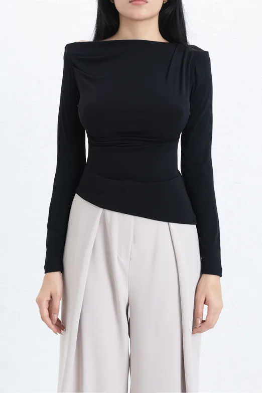 Bayan Siyah Drapeli Kayık Yakalı Top - BSL