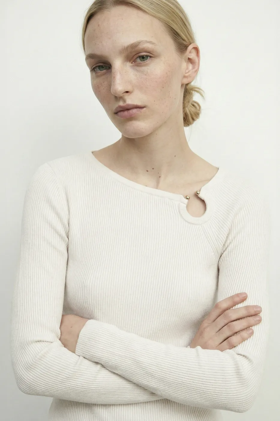 Bayan Ekru Asimetrik Yaka Tokalı Triko Top