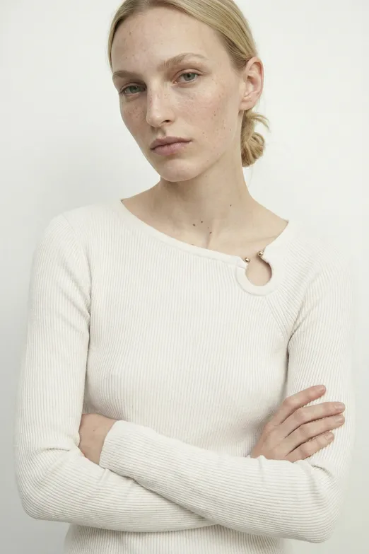 Bayan Ekru Asimetrik Yaka Tokalı Triko Top - BSL