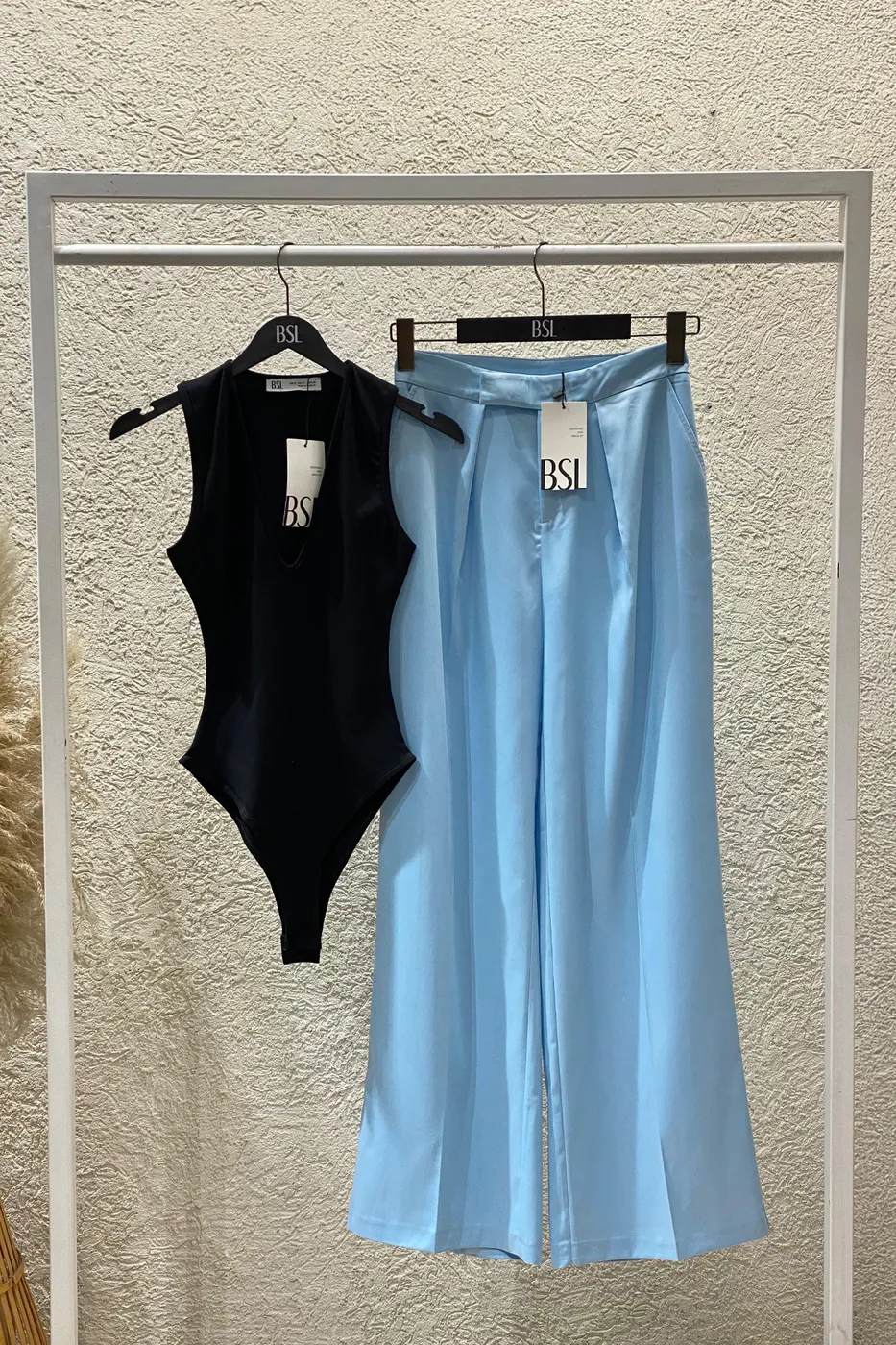 Bayan Siyah Derin V Yakalı Kolsuz Bodysuıt