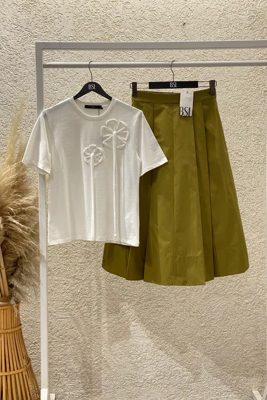 Bayan Beyaz Çiçek Detaylı Bisiklet Yaka Tshirt - BSL